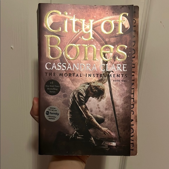 City of Bones Book by Cassandra Clare - Picture 1 of 3